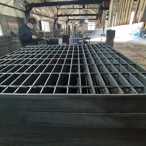 高空用平臺鋼格板邊緣處理至關重要