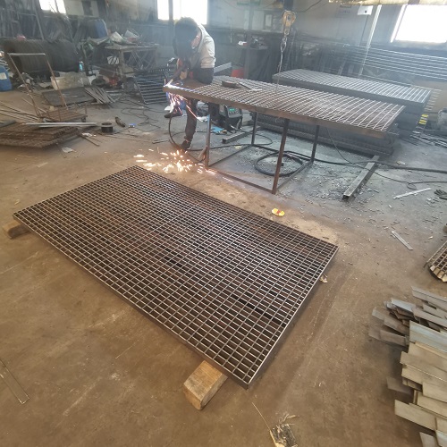 地鐵站臺(tái)鋼格板防滑處理：避免雨天事故！