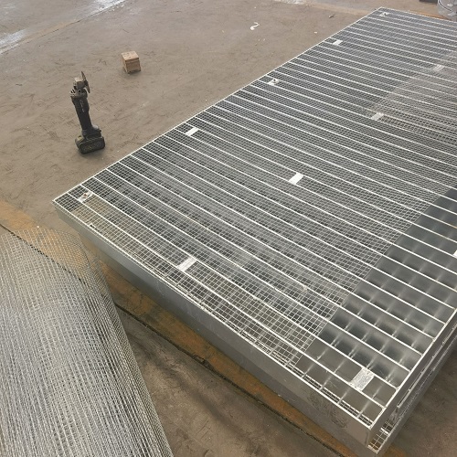 高空作業平臺專用鋼格板：安全承重設計全解析！